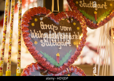 Lebkuchenherzen mit Puderzucker Zucker Grüße aus Stuttgart Weihnachten Markt (Stuttgarter Weihnachstmarkt) in Stuttgart, Deutschland. Stockfoto