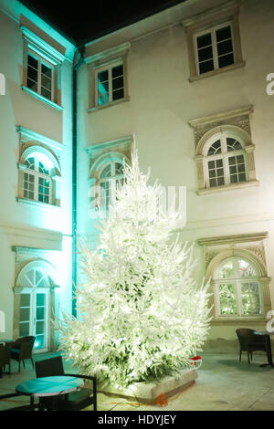 Eine beleuchtete Tanne in der verzierten Art Gallery Klovicevi Dvori in der oberen Altstadt, Gradec in Zagreb, Kroatien. Stockfoto