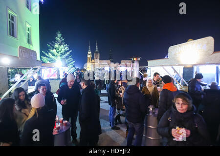 Menschen trinken und Essen aus der Nahrung steht vor der Kunstgalerie Klovicevi Dvori in der oberen Altstadt in Zagreb Stockfoto