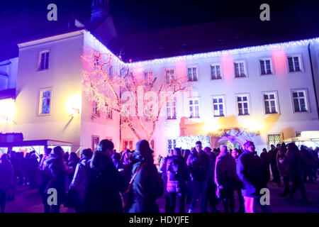 Menschen, die Besichtigung der verzierten Art Gallery Klovicevi Dvori in Gradec, obere Altstadt in Zagreb, Kroatien. Stockfoto