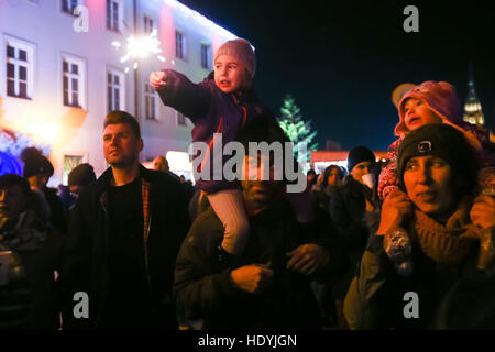 Eltern mit Kindern im Publikum bei der berühmten kroatischen Rock band Vatra-Konzert in der oberen Altstadt Gradec, Zagreb. Stockfoto