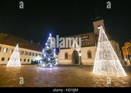 Die leuchtenden Weihnachtsbäume vor der Kirche Saint Marks am Markusplatz in der oberen Altstadt Gradec, Zagreb Stockfoto
