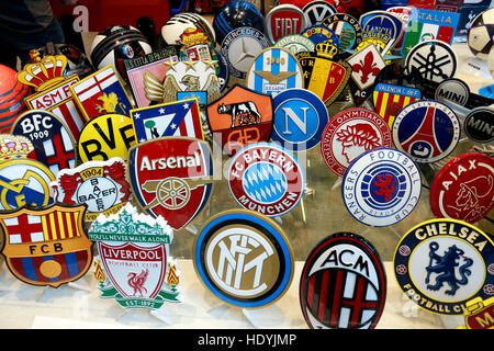 Die Logos der großen Fussballvereine: FC Barcelona, FC Liverpool, Chelsea London, Real Madrid, Bayer Leverkusen, Arsenal London, FC Bayern München, Stockfoto