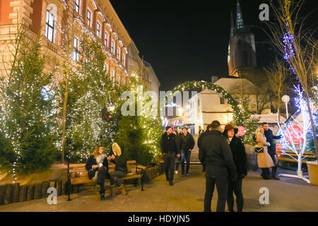 ZAGREB, Kroatien - 1. Dezember 2016: Adventszeit in Stadt Zentrum von Zagreb, Kroatien. Menschen Sightseeing verziert Jelacic Platz. Stockfoto