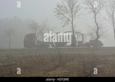 LKW-Transporte im Nebel kombinieren Stockfoto