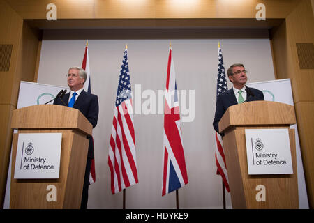 Defence Secretary Michael Fallon und US-Verteidigungsminister Ash Carter (rechts) während einer Pressekonferenz in der Londoner Gipfel, nachdem sie ein Counter-Daesh-Koalition-Ministertreffen am Co-Gastgeber der das Auswärtige Amt in London. Stockfoto