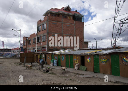 Grüne Hütten in El Alto, Bolivien, wo Praktiker der traditionellen Heilung und Medizin die Gottheiten Opfergaben darbringen Stockfoto