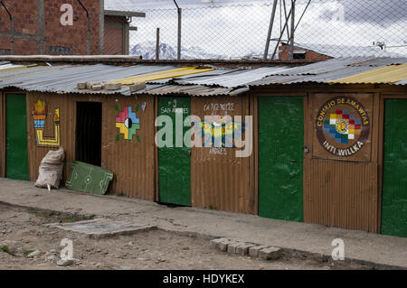 Grüne Hütten in El Alto, Bolivien, wo Praktiker der traditionellen Heilung und Medizin die Gottheiten Opfergaben darbringen Stockfoto