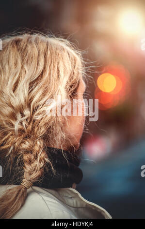 Porträt der jungen blonden Frau zurück Stockfoto