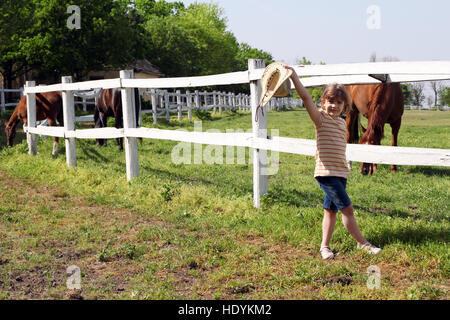 glückliches kleines Mädchen auf der ranch Stockfoto