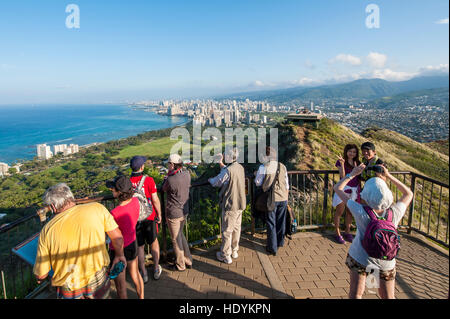 Honolulu aus auf Diamond Head State Monument (Leahi Krater), Honolulu, Oahu, Hawaii. Stockfoto