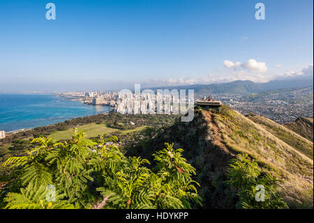 Honolulu aus auf Diamond Head State Monument (Leahi Krater), Honolulu, Oahu, Hawaii. Stockfoto