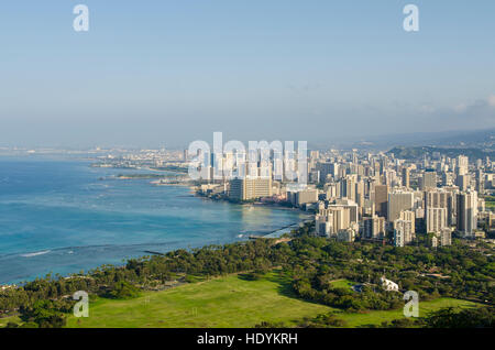 Honolulu aus auf Diamond Head State Monument (Leahi Krater), Honolulu, Oahu, Hawaii. Stockfoto
