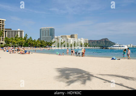 Strand von Waikiki, Waikiki, Honolulu, Oahu, Hawaii. Stockfoto