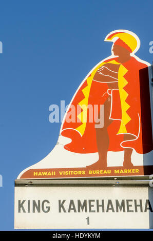 King Kamehameha Statue steht vor Aliiolani Hale (Hawaii State Supreme Court), Honolulu, Oahu, Hawaii. Stockfoto