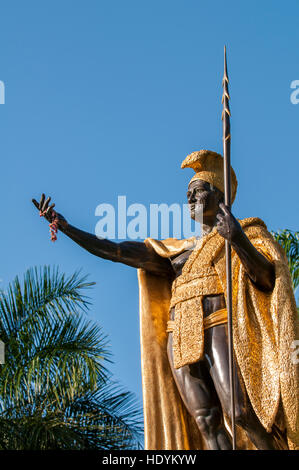 King Kamehameha Statue steht vor Aliiolani Hale (Hawaii State Supreme Court), Honolulu, Oahu, Hawaii. Stockfoto