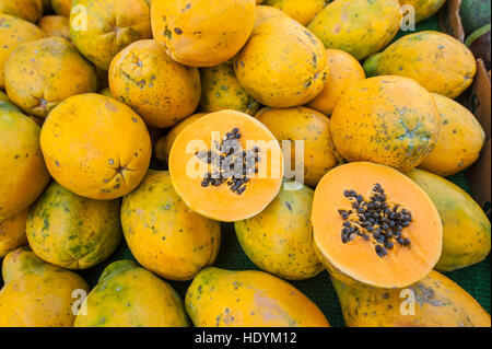 Frische Papaya am Samstag Bauernmarkt Honolulu, Oahu, Hawaii. Stockfoto