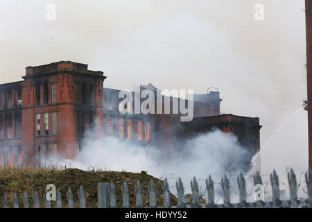 Oldham, Großbritannien. 15. Dezember 2016. Eine Mühle Feuer verschlungen durch Rauch auf Cardwell Street, Oldham, 15. Dezember 2016 Kredit: Barbara Koch/Alamy Live News Stockfoto