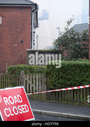 Oldham, Lancashire, UK. 15. Dezember 2016. Riesige Feuer mehr Manchester Fire Services in Oldham, Lancashire, zu einem bestimmten Zeitpunkt nahmen, die die Flammen über dem Gebäude brüllen waren. Die gesamte Umgebung wurde abgesperrt, als die Feuerwehrleute mit den Flammen kämpften. Bildnachweis: Jozef Mikietyn/Alamy Live-Nachrichten Stockfoto