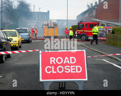 Oldham, Lancashire, UK. 15. Dezember 2016. Riesige Feuer mehr Manchester Fire Services in Oldham, Lancashire, zu einem bestimmten Zeitpunkt nahmen, die die Flammen über dem Gebäude brüllen waren. Die gesamte Umgebung wurde abgesperrt, als die Feuerwehrleute mit den Flammen kämpften. Bildnachweis: Jozef Mikietyn/Alamy Live-Nachrichten Stockfoto