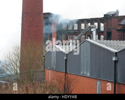 Oldham, Lancashire, UK. 15. Dezember 2016. Riesige Feuer mehr Manchester Fire Services in Oldham, Lancashire, zu einem bestimmten Zeitpunkt nahmen, die die Flammen über dem Gebäude brüllen waren. Die gesamte Umgebung wurde abgesperrt, als die Feuerwehrleute mit den Flammen kämpften. Bildnachweis: Jozef Mikietyn/Alamy Live-Nachrichten Stockfoto