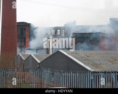 Oldham, Lancashire, UK. 15. Dezember 2016. Riesige Feuer mehr Manchester Fire Services in Oldham, Lancashire, zu einem bestimmten Zeitpunkt nahmen, die die Flammen über dem Gebäude brüllen waren. Die gesamte Umgebung wurde abgesperrt, als die Feuerwehrleute mit den Flammen kämpften. Bildnachweis: Jozef Mikietyn/Alamy Live-Nachrichten Stockfoto