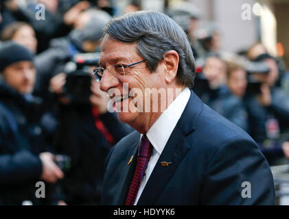 Brüssel, Belgien. 15. Dezember 2016. Zyperns Präsident Nicos Anastasiades kommt beim EU-Gipfel am Hauptsitz in Brüssel, 15. Dezember 2016. © Ihr Pingfan/Xinhua/Alamy Live-Nachrichten Stockfoto