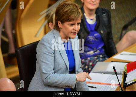 Edinburgh, Schottland. 15 Dezember 2016. Erste Minister Nicola Sturgeon während des ersten Ministers Fragen in das schottische Parlament kurz vor der schottischen Regierung präsentiert seinen Entwurf des Haushaltsplans, © Ken Jack / Alamy Live News Stockfoto
