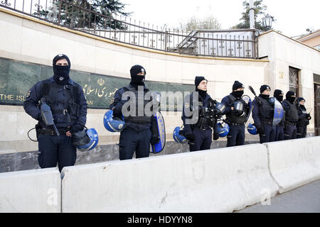 Ankara, Türkei. 15. Dezember 2016. Türkische Polizei vor der iranischen Botschaft, versammeln sich Menschen aus Protest gegen die iranische Unterstützung des syrischen Regimes, vor der iranischen Botschaft in der Türkei. © Tumay Berkin/ZUMA Draht/Alamy Live-Nachrichten Stockfoto