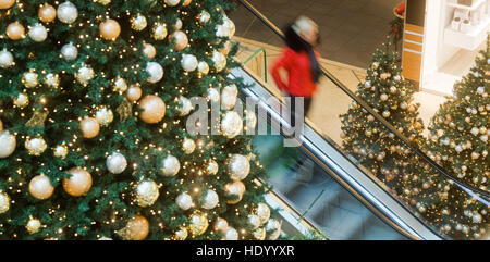 Hannover, Deutschland. 15. Dezember 2016. Menschen Fuß durch das Einkaufszentrum Ernst-August-Galerie in Hannover, 15. Dezember 2016. Eine Woche vor Weihnachten, hat etwa der Endspurt in der Weihnachts-shopping für den Handel begonnen. Foto: Julian Stratenschulte/Dpa/Alamy Live News Stockfoto