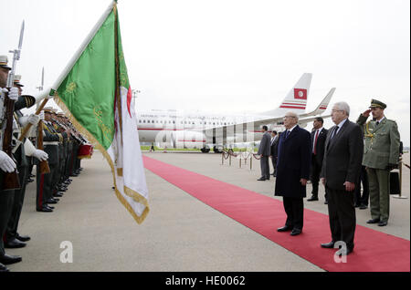 Algier. 15. Dezember 2016. Tunesische Präsident Beji Caid Essebsi (vorne 2. R) prüft die Ehre der Wachen, wie er in Algier, Algerien, auf 15. Dezember 2016 ankommt. © Xinhua/Alamy Live-Nachrichten Stockfoto