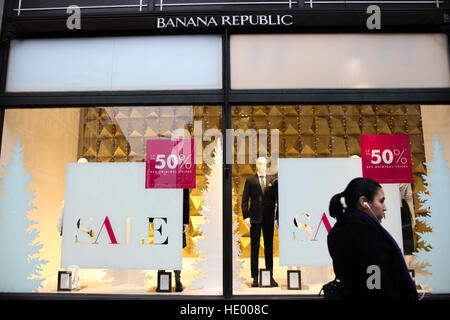 Oxford Street, London, UK. 15. Dezember 2016. Oxford Street mit Shopper mit neun Tage bis Weihnachten und Beginn der Winterschlussverkauf in einigen Läden beschäftigt. © Dinendra Haria/Alamy Live-Nachrichten Stockfoto