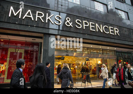 Oxford Street, London, UK 15. Dezember 2016 - Marks &amp; Spencer speichern auf der Oxford Street. Oxford Street mit Shopper mit neun Tage bis Weihnachten und Beginn der Winterschlussverkauf in einigen Läden beschäftigt. © Dinendra Haria/Alamy Live-Nachrichten Stockfoto