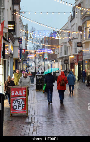 Weymouth, Dorset, UK. 15. Dezember 2016. Weihnachts-Einkäufer trotzen dem Starkregen in St Mary Street in Weymouth an einem bewölkten feuchten Wintern Nachmittag.  Bild: Graham Hunt/Alamy Live-Nachrichten Stockfoto