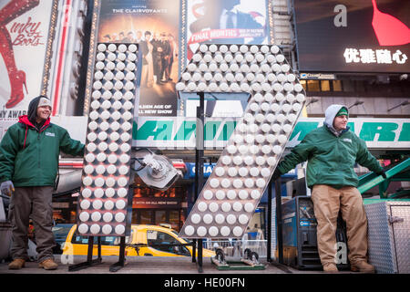 New York, USA. 15. Dezember 2016. Arbeiter von Landmark Zeichen & Electric liefern die beiden sieben Fuß hohe Ziffern "1" und "7" auf dem Times Square in New York auf Donnerstag, 15. Dezember 2016. Die 17 wird "die led-Anzeige oben auf One Times Square, die am 1. Januar Mitternacht Rechtschreibung heraus" 2017 leuchtet gehören". Die sieben Fuß hoch Zahlen verwenden Energie effiziente LED-Lampen, die das ganze Jahr dauern werden nie geändert werden müssen.  © Richard Levine/Alamy Live-Nachrichten Stockfoto