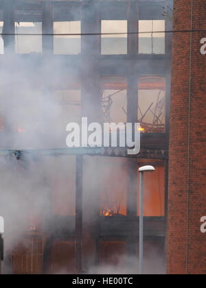 Oldham, Großbritannien. 15. Dezember 2016. Notdienste haben mehr als 100 Unterkünfte in der Nähe evakuiert, nach einem großen Feuer an einem Papier-Mühle-Standort in Greater Manchester brach. Mehr als 70 Feuerwehrleute und 15 Feuerwehrautos aus größeren Manchester Feuer und Rettung Service wird das Feuer auf das Gebäude in Cardwell Straße in Oldham, Nord-östlich von Manchester, am Donnerstagmorgen angegangen. © M Kyle/Alamy Live-Nachrichten Stockfoto