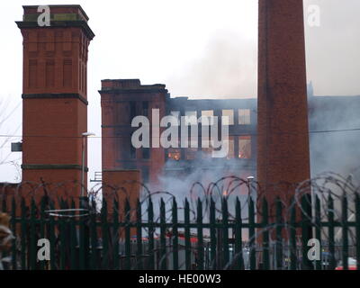 Oldham, Großbritannien. 15. Dezember 2016. Notdienste haben mehr als 100 Unterkünfte in der Nähe evakuiert, nach einem großen Feuer an einem Papier-Mühle-Standort in Greater Manchester brach. Mehr als 70 Feuerwehrleute und 15 Feuerwehrautos aus größeren Manchester Feuer und Rettung Service wird das Feuer auf das Gebäude in Cardwell Straße in Oldham, Nord-östlich von Manchester, am Donnerstagmorgen angegangen. © M Kyle/Alamy Live-Nachrichten Stockfoto