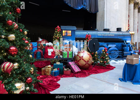 Chicago, USA.  15. Dezember 2016.  Die Great Hall an der Union Station ist für Weihnachten dekoriert, und in diesem Jahr umfasst eine Nachbildung des Zuges aus dem Film "The Polar Express" für Pendler zu genießen. © Stephen Chung / Alamy Live News Stockfoto