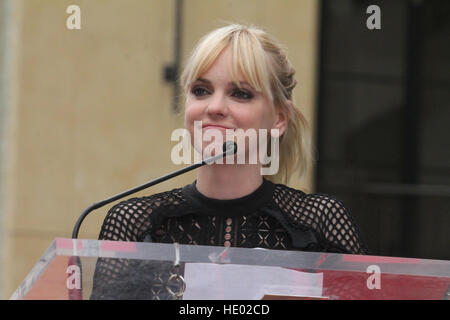 Hollywood, USAlifornia, USA. 15. Dezember 2016. Anna Faris im Bild bei der feierlichen Ehrung Ryan Reynolds mit einem Stern auf Hollywood Walk von Fames am 15. Dezember 2016 in Hollywood, USAlifornia. © David Edwards/Medien Punch/Alamy Live-Nachrichten Stockfoto