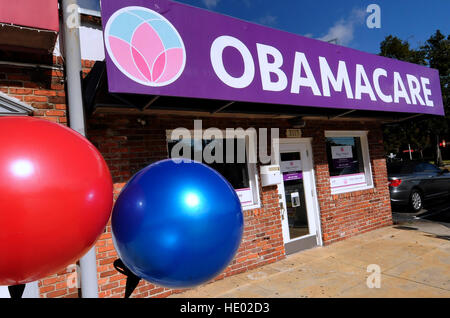 Orlando, Florida, USA. 15. Dezember 2016. Luftballons und Obamacare Zeichen sind außerhalb Versicherungsbüro in Orlando, Florida am 15. Dezember 2016, der letzte Tag gesehen, um sich für die Krankenversicherung unter die bezahlbare Pflege Act für Abdeckung am 1. Januar 2017 beginnen. Etwas mehr als 4 Millionen Menschen haben Richtlinien für 2017 durch den föderalen Austausch, healthcare.gov, ab dem 10. Dezember nach Angaben veröffentlicht Mittwoch von Department of Health And Human Services ausgewählt. Das ist eine Steigerung von mehr als 250.000 aus dem letzten Jahr. Bildnachweis: Paul Hennessy/Alamy Live-Nachrichten Stockfoto