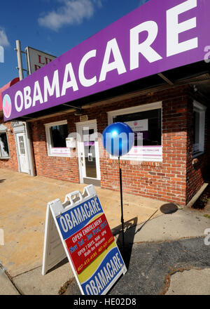Orlando, Florida, USA. 15. Dezember 2016. Luftballons und Obamacare Zeichen sind außerhalb Versicherungsbüro in Orlando, Florida am 15. Dezember 2016, der letzte Tag gesehen, um sich für die Krankenversicherung unter die bezahlbare Pflege Act für Abdeckung am 1. Januar 2017 beginnen. Etwas mehr als 4 Millionen Menschen haben Richtlinien für 2017 durch den föderalen Austausch, healthcare.gov, ab dem 10. Dezember nach Angaben veröffentlicht Mittwoch von Department of Health And Human Services ausgewählt. Das ist eine Steigerung von mehr als 250.000 aus dem letzten Jahr. Bildnachweis: Paul Hennessy/Alamy Live-Nachrichten Stockfoto