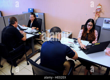 Orlando, Florida, USA. 15. Dezember 2016. Registrierungs-Assistenten helfen Menschen, die für die Krankenversicherung unter die bezahlbare Pflege Act bei einer SRA Einschreibung Assistance Center in Orlando, Florida am 15. Dezember 2016, der letzte Tag melden Sie sich für Obamacare für Abdeckung beginnt am 1. Januar 2017 anmelden. Etwas mehr als 4 Millionen Menschen haben Richtlinien für 2017 durch den föderalen Austausch, healthcare.gov, ab dem 10. Dezember nach Angaben veröffentlicht Mittwoch von Department of Health And Human Services ausgewählt. Das ist eine Steigerung von mehr als 250.000 aus dem letzten Jahr. Bildnachweis: Paul Hennessy/Alamy Live-Nachrichten Stockfoto