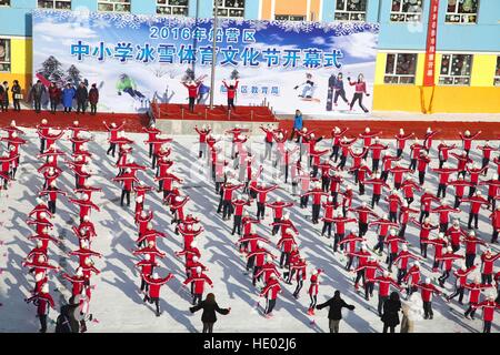 Jilin, China. 15. Dezember 2016. Vierhundert Schüler in roten Uniformen Wintersport thematische Übungen auf dem verschneiten Spielplatz an einer Grundschule in Jilin, Nordost-China Provinz Jilin, 15. Dezember 2016. © SIPA Asien/ZUMA Draht/Alamy Live-Nachrichten Stockfoto