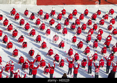 Jilin, China. 15. Dezember 2016. Vierhundert Schüler in roten Uniformen Wintersport thematische Übungen auf dem verschneiten Spielplatz an einer Grundschule in Jilin, Nordost-China Provinz Jilin, 15. Dezember 2016. © SIPA Asien/ZUMA Draht/Alamy Live-Nachrichten Stockfoto