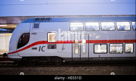 Hannover, Deutschland. 15. Dezember 2016. Ein IC 2 (Intercity)-Zug der Deutschen Bahn am Hauptbahnhof in Hannover, 15. Dezember 2016 zu sehen. Doppeldecker Intercity Züge sind im Einsatz in Norddeutschland für ein Jahr. Nach dem Start der Züge wurden zahlreiche Beschwerden über schütteln Züge auf frisch gemahlenen Spuren registriert. Foto: Julian Stratenschulte/Dpa/Alamy Live News Stockfoto