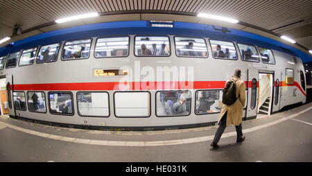 Hannover, Deutschland. 15. Dezember 2016. Ein IC 2 (Intercity)-Zug der Deutschen Bahn am Hauptbahnhof in Hannover, 15. Dezember 2016 zu sehen. Doppeldecker Intercity Züge sind im Einsatz in Norddeutschland für ein Jahr. Nach dem Start der Züge wurden zahlreiche Beschwerden über schütteln Züge auf frisch gemahlenen Spuren registriert. Foto: Julian Stratenschulte/Dpa/Alamy Live News Stockfoto