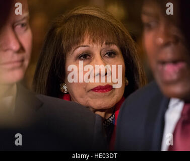 New York, USA. 15. Dezember 2016. Bürgermeister Elizabeth Kautz (Republikanische von Burnsville, Minnesota) Teilnahme an der Pressekonferenz nach ihrem Treffen mit dem Vereinigte Staaten Präsident elect Donald Trump in der Lobby des Trump Tower in New York, NY, USA 15. Dezember 2016 zu sehen. Bildnachweis: MediaPunch Inc/Alamy Live-Nachrichten Stockfoto