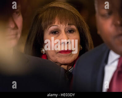 New York, USA. 15. Dezember 2016. Bürgermeister Elizabeth Kautz (Republikanische von Burnsville, Minnesota) Teilnahme an der Pressekonferenz nach ihrem Treffen mit dem Vereinigte Staaten Präsident elect Donald Trump in der Lobby des Trump Tower in New York, NY, USA 15. Dezember 2016 zu sehen. Bildnachweis: MediaPunch Inc/Alamy Live-Nachrichten Stockfoto