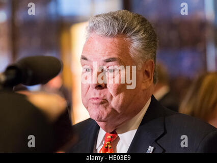 New York, USA. 15. Dezember 2016. US-amerikanischer Jurist Peter King (Republican von New York) spricht zu Mitgliedern der Presse in der Lobby des Trump Tower in New York, NY, USA 15. Dezember 2016. Bildnachweis: MediaPunch Inc/Alamy Live-Nachrichten Stockfoto