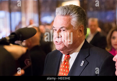 New York, USA. 15. Dezember 2016. US-amerikanischer Jurist Peter King (Republican von New York) spricht zu Mitgliedern der Presse in der Lobby des Trump Tower in New York, NY, USA 15. Dezember 2016. Bildnachweis: MediaPunch Inc/Alamy Live-Nachrichten Stockfoto